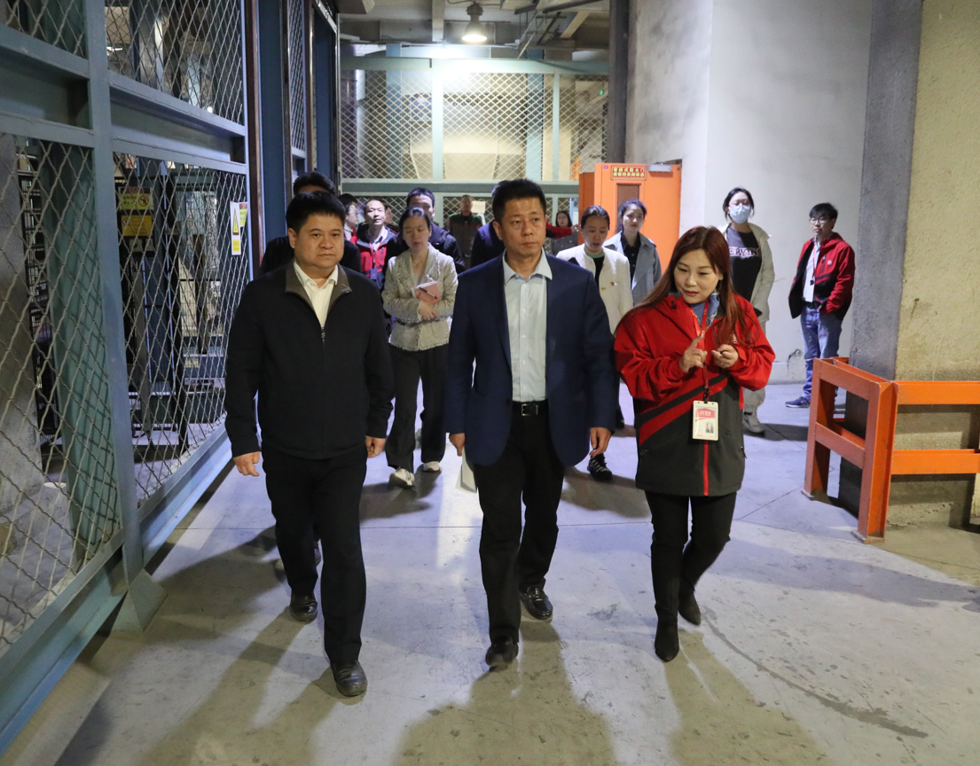 經開區(qū)工委副書記、組織人事部部長于淼一行蒞臨美巢參觀督導